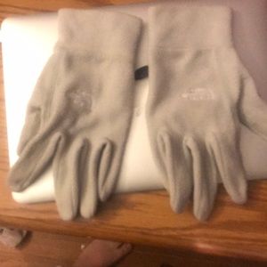 Woman’s North Face fleece gloves.